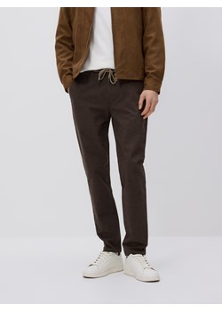 Reserved - Spodnie carrot z wiązaniem - ciemnobrązowy ze sklepu Reserved w kategorii Spodnie męskie - zdjęcie 188482168