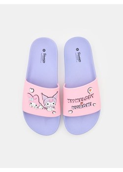 Sinsay - Klapki z aplikacjami 3D Hello Kitty - fioletowy ze sklepu Sinsay w kategorii Klapki damskie - zdjęcie 188483028