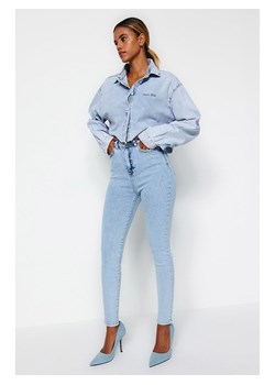 trendyol Dżinsy - Skinny fit - w kolorze błękitnym ze sklepu Limango Polska w kategorii Jeansy damskie - zdjęcie 188490857