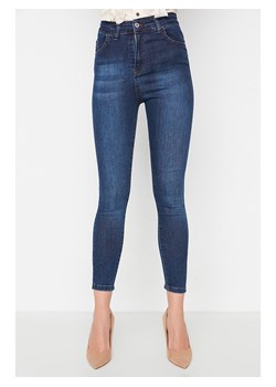 trendyol Dżinsy - Skinny fit - w kolorze granatowym ze sklepu Limango Polska w kategorii Jeansy damskie - zdjęcie 188492397