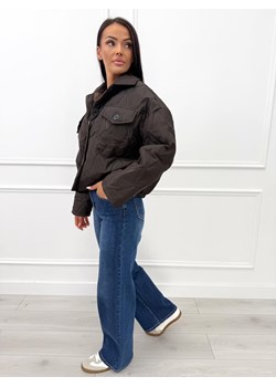 Czekoladowa Krótka Kurtka z Kieszeniami ze sklepu ModnaKiecka.pl w kategorii Kurtki damskie - zdjęcie 188500875