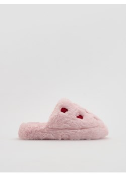 Reserved - Miękkie kapcie z motywem serca - pastelowy róż ze sklepu Reserved w kategorii Kapcie damskie - zdjęcie 188501257