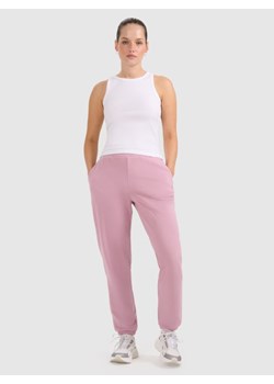 Damskie spodnie dresowe joggery 4F 4FRAW25TTROF1613 - różowe ze sklepu Sportstylestory.com w kategorii Spodnie damskie - zdjęcie 188501558