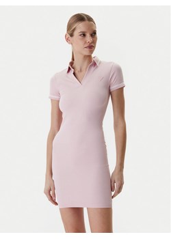 Guess Sukienka codzienna V6RK02 Z4692 Różowy Regular Fit ze sklepu MODIVO w kategorii Sukienki - zdjęcie 188506247