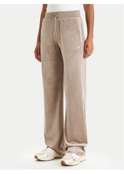 Guess Spodnie dresowe V3BB26 K0232 Beżowy Regular Fit ze sklepu MODIVO w kategorii Spodnie damskie - zdjęcie 188506256