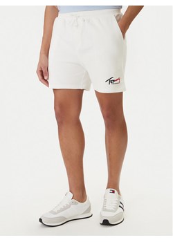 Tommy Jeans Szorty sportowe Signature DM0DM23017 Biały Regular Fit ze sklepu MODIVO w kategorii Spodenki męskie - zdjęcie 188512896