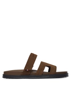 Tommy Hilfiger Klapki Adjustable Premium Suede Sandal FM0FM05774 Brązowy ze sklepu MODIVO w kategorii Klapki męskie - zdjęcie 188513216