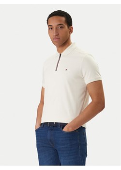 Tommy Hilfiger Polo MW0MW41613 Écru Regular Fit ze sklepu MODIVO w kategorii T-shirty męskie - zdjęcie 188513279