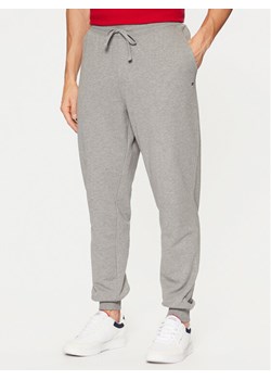 Tommy Hilfiger Spodnie dresowe Essential MW0MW37236 Szary Regular Fit ze sklepu MODIVO w kategorii Spodnie męskie - zdjęcie 188513285