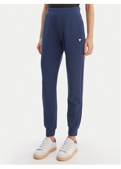 Guess Spodnie dresowe V4YB08 KCAY2 Granatowy Regular Fit ze sklepu MODIVO w kategorii Spodnie damskie - zdjęcie 188513467
