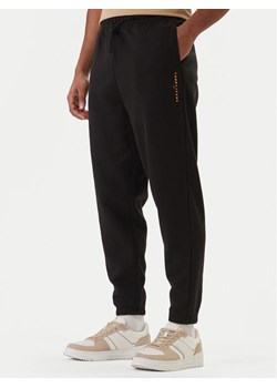 Tommy Jeans Spodnie dresowe Linear DM0DM23014 Czarny Regular Fit ze sklepu MODIVO w kategorii Spodnie męskie - zdjęcie 188514197