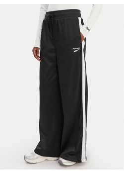 Reebok Spodnie dresowe Dianne RK25512CCW Czarny Relaxed Fit ze sklepu MODIVO w kategorii Spodnie damskie - zdjęcie 188514239