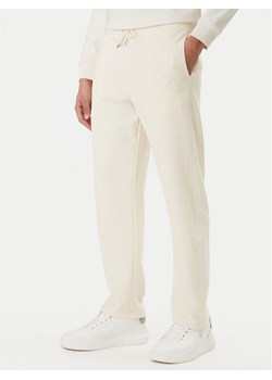 Calvin Klein Jeans Spodnie dresowe Monogram LV047F210G Beżowy Regular Fit ze sklepu MODIVO w kategorii Spodnie męskie - zdjęcie 188514248