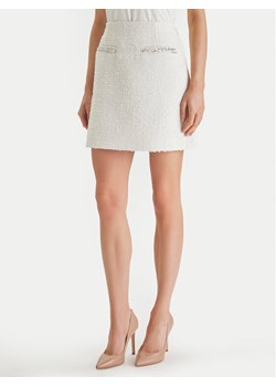 Guess Spódnica mini W6RD56 WJ632 Écru Regular Fit ze sklepu MODIVO w kategorii Spódnice - zdjęcie 188515147