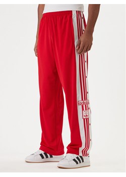 adidas Spodnie dresowe Adibreak Classic KD4093 Czerwony Regular Fit ze sklepu MODIVO w kategorii Spodnie męskie - zdjęcie 188515586