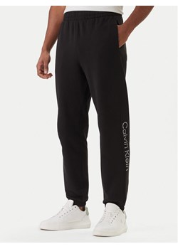 Calvin Klein Spodnie dresowe Eu Sportswear Graphic LV04LF236G Czarny Regular Fit ze sklepu MODIVO w kategorii Spodnie męskie - zdjęcie 188515648