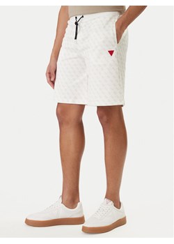 Guess Szorty sportowe Z4YD03 K7122 Écru Regular Fit ze sklepu MODIVO w kategorii Spodenki męskie - zdjęcie 188515658