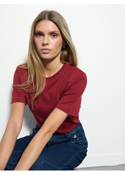 Mohito - Bordowy t-shirt z merceryzowanej bawełny - kasztanowy ze sklepu Mohito w kategorii Bluzki damskie - zdjęcie 188530178