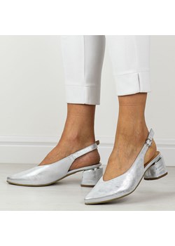 Srebrne skórzane Polskie czółenka damskie na obcasie bez pięty Deoni D ze sklepu suzana.pl w kategorii Czółenka - zdjęcie 188530926