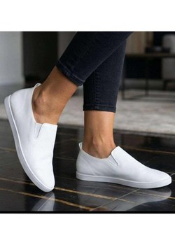 Wsuwane białe tenisówki slip on /G2-2 18675 T242/ ze sklepu Pantofelek24.pl w kategorii Trampki damskie - zdjęcie 188532035