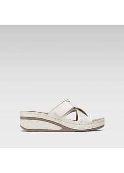 Klapki Clara Barson WS210703-01 ze sklepu ccc.eu w kategorii Klapki damskie - zdjęcie 188533515