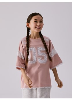 Reserved - T-shirt z koronkowym zdobieniem - różowy ze sklepu Reserved w kategorii Bluzki dziewczęce - zdjęcie 188534687