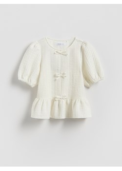 Reserved - Bluzka z baskinką - złamana biel ze sklepu Reserved w kategorii Bluzki dziewczęce - zdjęcie 188534808