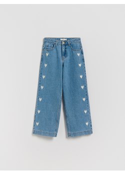 Reserved - Jeansy wide leg z haftem - niebieski ze sklepu Reserved w kategorii Spodnie dziewczęce - zdjęcie 188536088