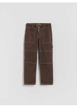 Reserved - Bawełniane spodnie z przeszyciami - ciemnobrązowy ze sklepu Reserved w kategorii Spodnie chłopięce - zdjęcie 188537539