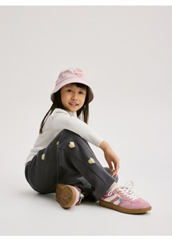 Reserved - Spodnie dresowe z brelokiem - ciemnoszary ze sklepu Reserved w kategorii Spodnie chłopięce - zdjęcie 188538509