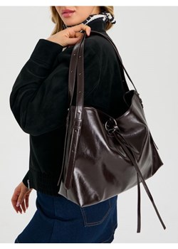 Sinsay - Torebka hobo z imitacji lakierowanej skóry - czerwony ze sklepu Sinsay w kategorii Torebki hobo - zdjęcie 188542569