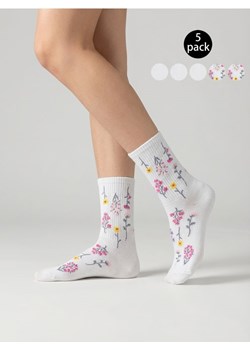 Sinsay - Zestaw białych skarpetek z kwiatowym motywem i gładkich 5 pack - wielobarwny ze sklepu Sinsay w kategorii Skarpetki damskie - zdjęcie 188542907
