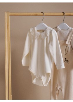 Sinsay - Bawełniane body z koronkowym kołnierzem - kremowy ze sklepu Sinsay w kategorii Body niemowlęce - zdjęcie 188542925