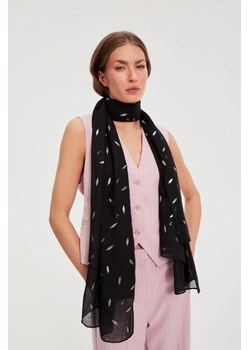 Szal z metalicznym nadrukiem czarny ze sklepu Moodo.pl w kategorii Szaliki i chusty damskie - zdjęcie 188543108