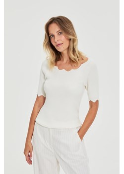 Dopasowany sweter biały ze sklepu Moodo.pl w kategorii Swetry damskie - zdjęcie 188543148