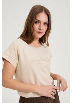 Bluzka z napisem beżowa ze sklepu Moodo.pl w kategorii Bluzki damskie - zdjęcie 188543197