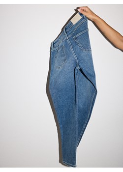 Mohito - Jeansy mom slim petite - niebieski ze sklepu Mohito w kategorii Jeansy damskie - zdjęcie 188545136