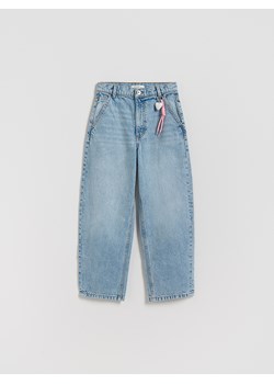 Reserved - Jeansy skater z brelokiem - niebieski ze sklepu Reserved w kategorii Spodnie dziewczęce - zdjęcie 188546307