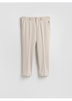 Reserved - Garniturowe spodnie w kant - beżowy ze sklepu Reserved w kategorii Spodnie męskie - zdjęcie 188547009