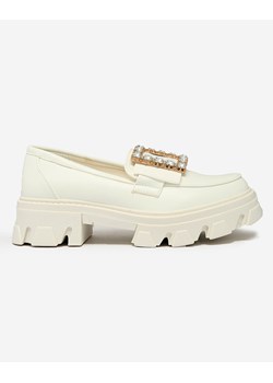 Royalfashion Białe mokasyny z ozdobą na nosku Alomease ze sklepu royalfashion.pl w kategorii Mokasyny damskie - zdjęcie 188549767