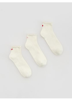 Reserved - 3 pack skarpet z haftem - złamana biel ze sklepu Reserved w kategorii Skarpetki damskie - zdjęcie 188566555
