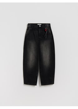 Reserved - Jeansy skater z brelokiem - czarny ze sklepu Reserved w kategorii Spodnie dziewczęce - zdjęcie 188566577