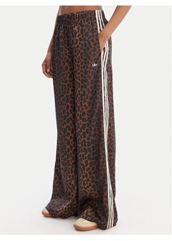 adidas Spodnie dresowe Satin KA2666 Brązowy Wide Leg ze sklepu MODIVO w kategorii Spodnie damskie - zdjęcie 188632219