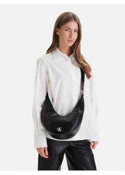 Calvin Klein Torebka Buckle Convertible Small Hobo LV04F3512G Czarny ze sklepu MODIVO w kategorii Torebki hobo - zdjęcie 188632319