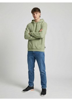 Sinsay - Bluza z kapturem z domieszką bawełny - zielony ze sklepu Sinsay w kategorii Bluzy męskie - zdjęcie 188634038