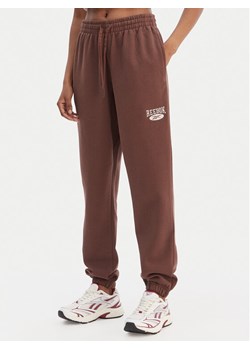 Reebok Spodnie dresowe Cl Ae Pant 100202799 Brązowy Regular Fit ze sklepu MODIVO w kategorii Spodnie damskie - zdjęcie 188635949
