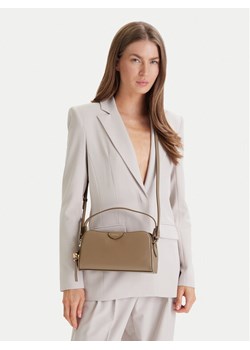 Calvin Klein Torebka Emblem Trio Top Handle Camera Ba LV04F3370G Beżowy ze sklepu MODIVO w kategorii Listonoszki - zdjęcie 188635959