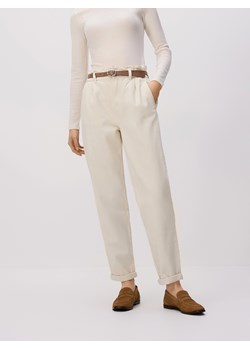Reserved - Jeansy paperbag z dłuższą nogawką - beżowy ze sklepu Reserved w kategorii Jeansy damskie - zdjęcie 188636887