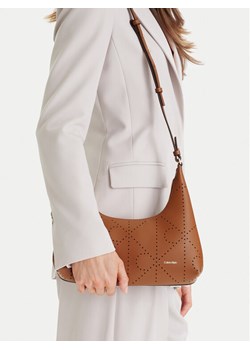 Calvin Klein Torebka Emblem Aop Perfor Lthr Bag LV04F3367G Brązowy ze sklepu MODIVO w kategorii Listonoszki - zdjęcie 188642049