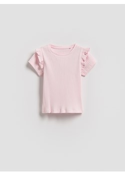 Reserved - Prążkowany t-shirt z falbankami - pastelowy róż ze sklepu Reserved w kategorii Bluzki dziewczęce - zdjęcie 188655805